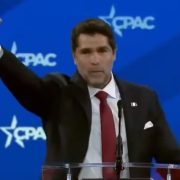 Eduardo Verástegui desata polémica al realizar saludo nazi