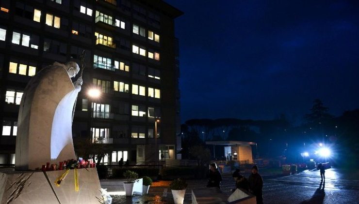 El Papa Francisco sigue en estado crítico pero mantiene actividad desde el hospital