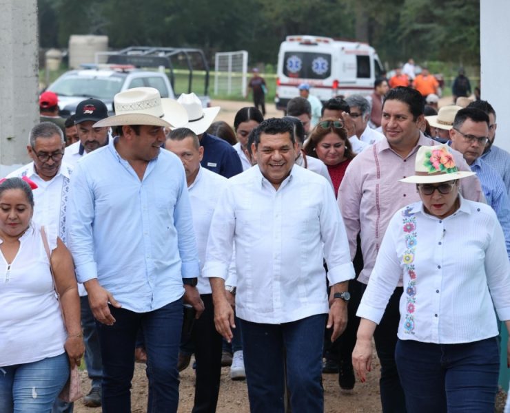 Javier May impulsa la rehabilitación de caminos