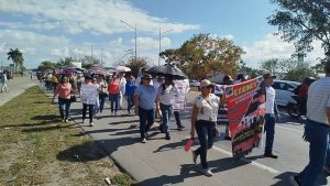 Profesores en protesta bloquearon por completo la circulación vehicular en el periférico poniente de Mérida.
