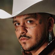 Christian Nodal realiza cambios en su carrera y vuelve a sus raíces