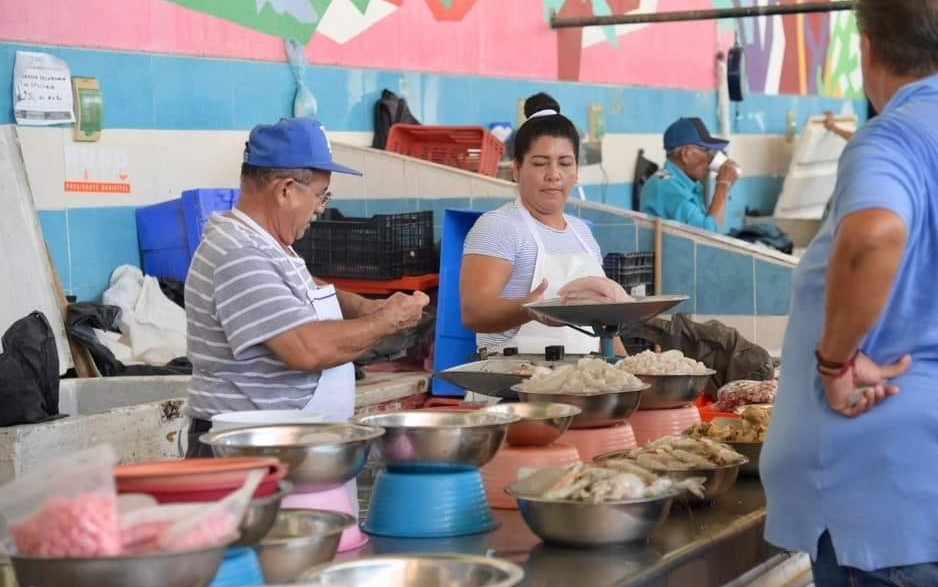 Bajas ventas y mal tiempo afectan a expendedores de pescados y mariscos