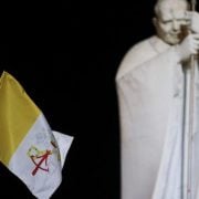 Preocupación mundial por la salud del Papa Francisco tras crisis respiratoria