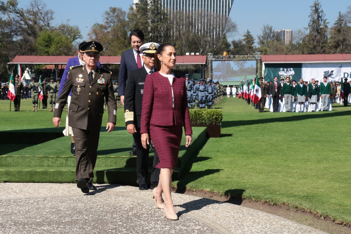 Sheinbaum encabeza su primera conmemoración del Día de la Bandera y destaca soberanía nacional