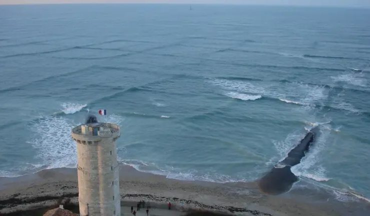 Olas Cuadradas en Turquía que Deslumbran a los Pescadores
