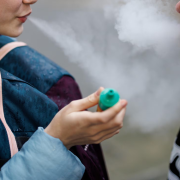 Niña Tailandesa en Estado Crítico por Vapeadores