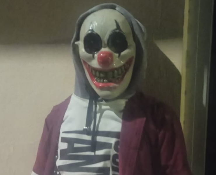 Sujeto en Umán con máscara de payaso asusta a mujeres