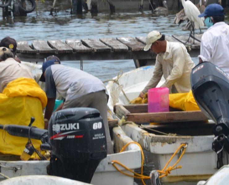 Amenaza sector pesquero ribereño acciones contra Pemex