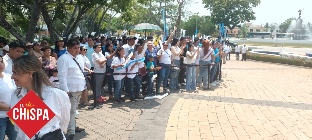 Así ingresaron las 17 Flores al hotel de concentración