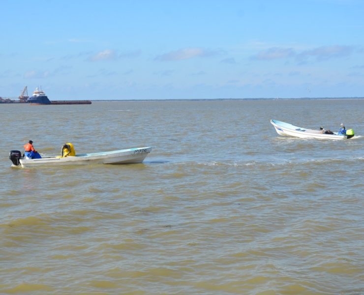 Zona de pesca azolvada y llena de chatarras de plataformas petroleras
