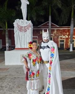 Batman con traje yucateco en el Carnaval de Motul: ¡la tradición y la modernidad se encuentran! 