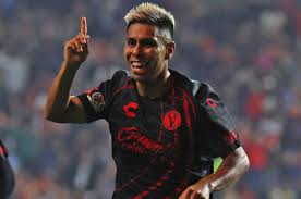 EL extremo derecho de los Xolos de Tijuana Efraín Álvarez, es una de las novedades, para enfrentar a Canadá.