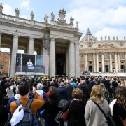 El regreso del Papa Francisco al Vaticano tras su hospitalización emociona a miles