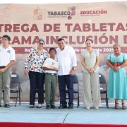 Hacen entrega de 3,242 tabletas a estudiantes de secundaria en Balancán