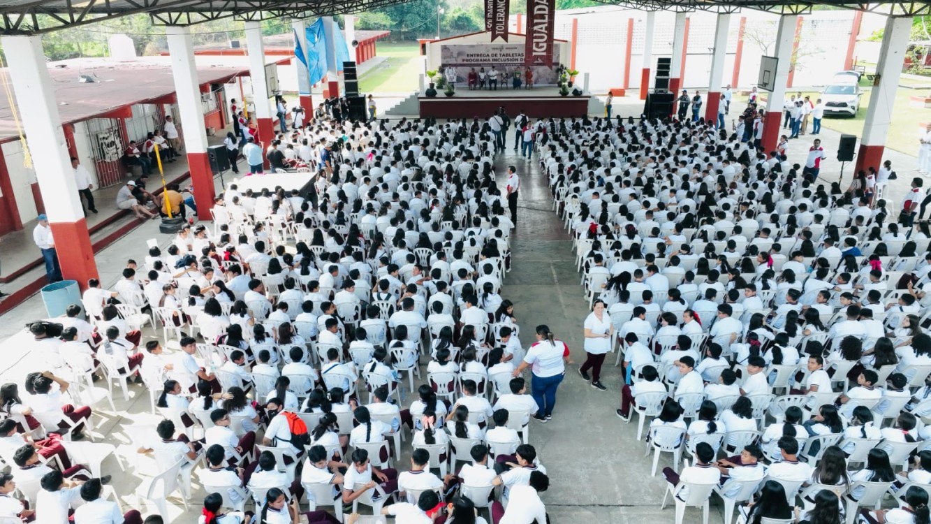Entrega del Programa de Inclusión Digital en la Chontalpa