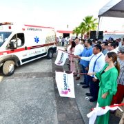 Entregan 14 ambulancias a centros integradores en Tabasco