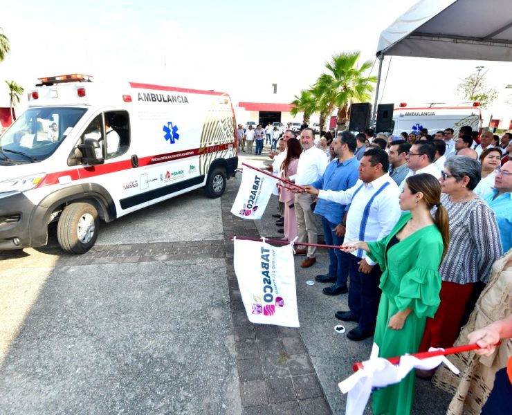 Entregan 14 ambulancias a centros integradores en Tabasco