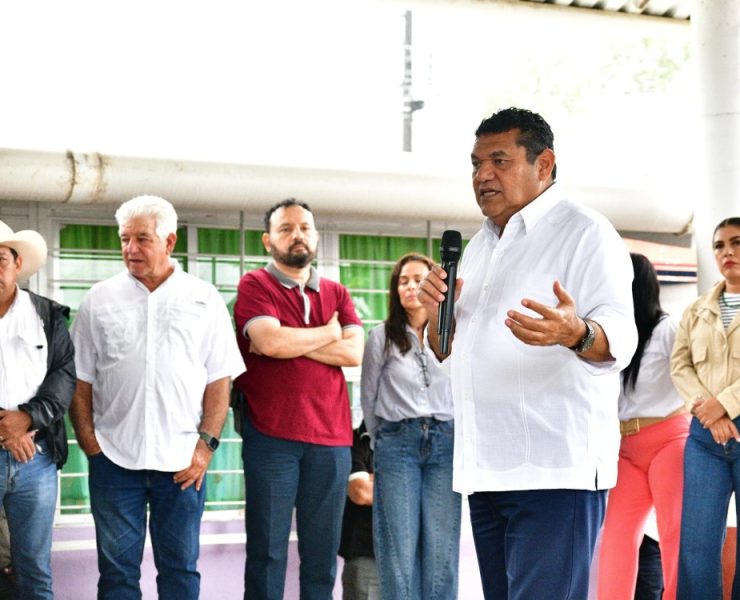 Exhorta gobernador a productores manejo adecuado de sus animales