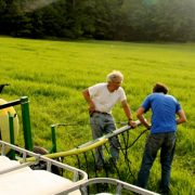 agricultores usan orina para fertilizar sus cultivos