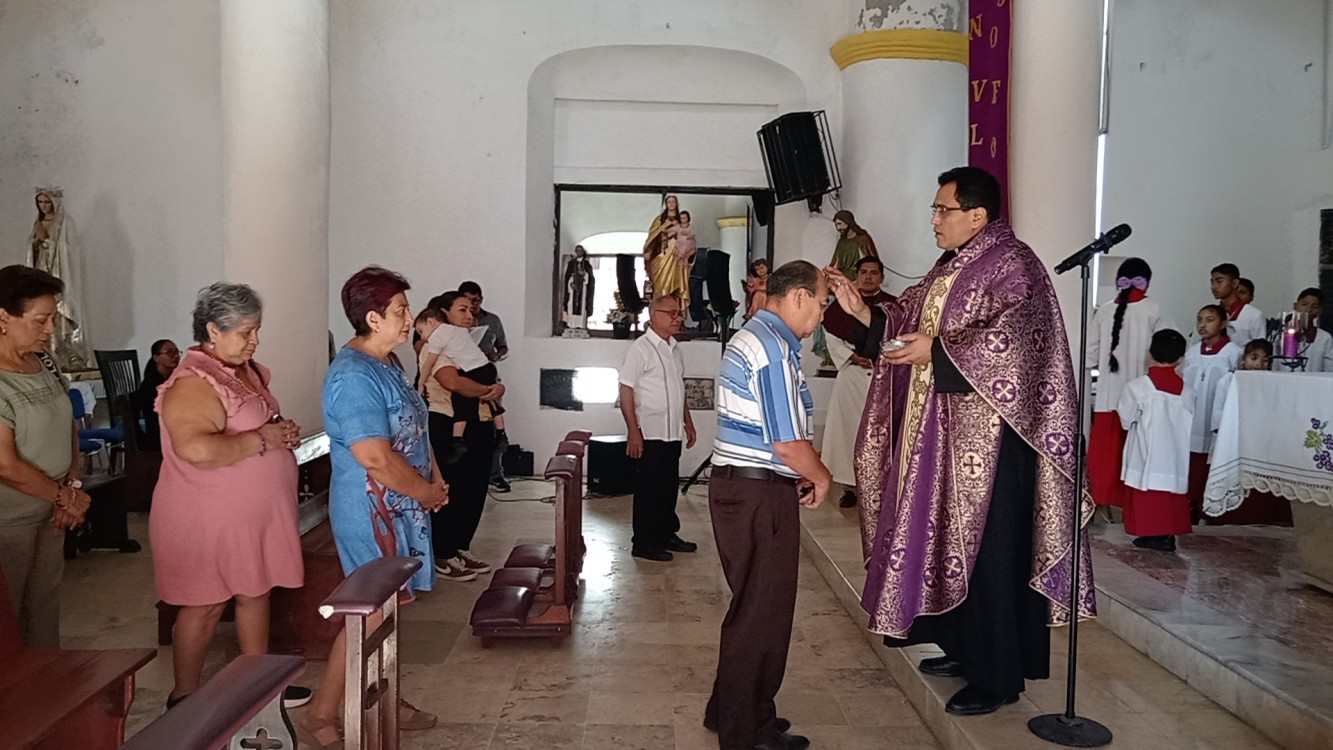 Cientos de católicos acuden a la imposición de ceniza