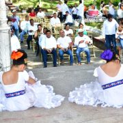 Javier May va al encuentro
