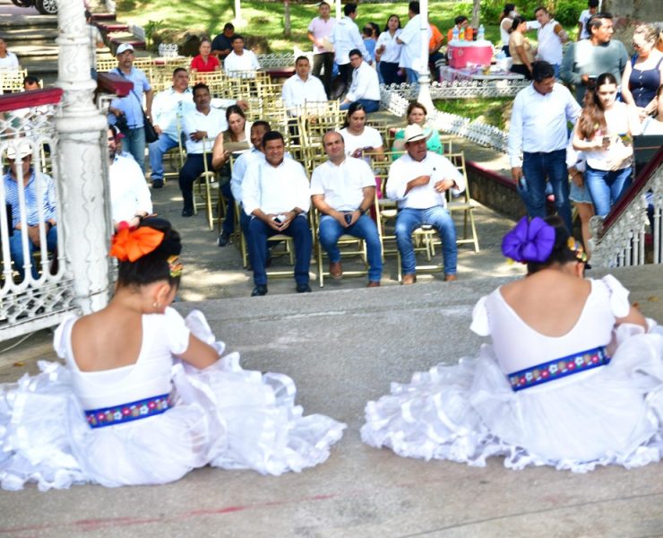 Javier May va al encuentro