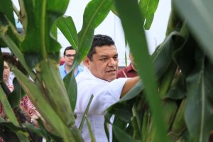 El Gobernador Javier May Rodríguez conversa con un agricultor local, comprando productos de la región, como parte de su apoyo al comercio durante las Jornadas de Atención.