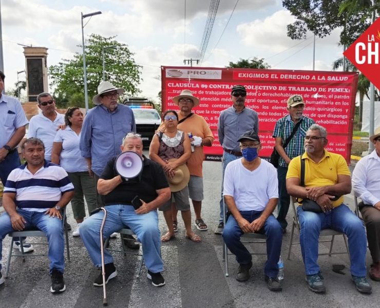 (Videos) Jubilados de Pemex cierran el acceso al aeropuerto de Mérida y la Av. Internacional