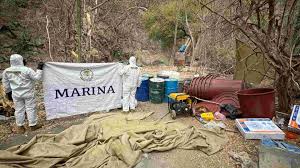 El personal militar inspecciona los laboratorios desmantelados en las comunidades de Culiacán y Cosalá, tras el exitoso operativo contra el narcotráfico en Sinaloa.