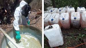 Los efectivos de seguridad aseguraron sustancias químicas y utensilios utilizados en la fabricación de drogas sintéticas, marcando un avance importante en la lucha contra el narcotráfico en Sinaloa.