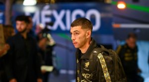 El mediocampista de la máquina cementera del Cruz Azul Erick Lira en su arribo al hotel de concentración.