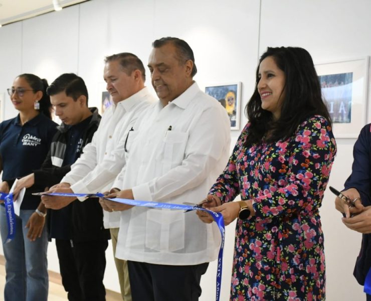Llega al aeropuerto internacional de Mérida "Mi vida es un rompecabezas de colores"