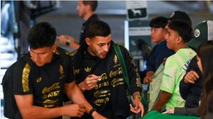 Alexis Vega y Jesús Gallardo, jugadores de Toluca, en su arribo al hotel de concentración.