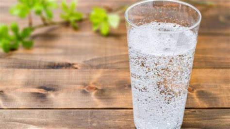 ¿Por qué el agua con gas puede ayudar a perder peso?