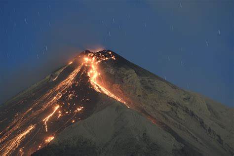 Volcán de fuego entra en erupción y activa varias alertas
