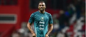 El colombiano naturalizado mexicano Julián Quiñones, fue el primer convocado en llegar a los Ángeles.