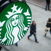 Hombre demanda a Starbucks y gana 50 millones de dólares