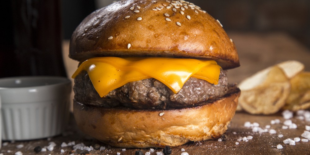 2. Hamburguesa con Queso: Un Clásico Americano