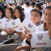 Reciben estudiantes de Paraíso y Comalcalco 1,895 Tablets