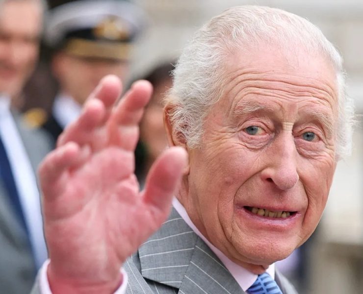 Rey Carlos III reaparece tras su hospitalización por efectos secundarios del tratamiento de Cáncer