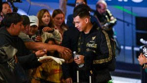 El arquero del América Luis Ángel Malagón, atendiendo a los aficionados, que se dieron cita en las inmediaciones del hotel de concentración de la Selección Mexicana en los Ángeles.
