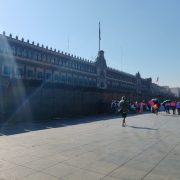 Sheinbaum defiende vallas en Palacio Nacional: Son para proteger a manifestantes y policías