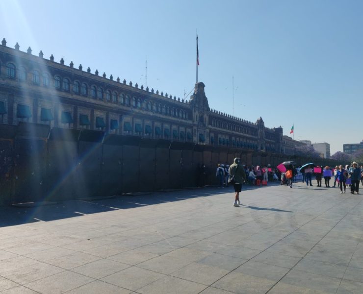Sheinbaum defiende vallas en Palacio Nacional: Son para proteger a manifestantes y policías