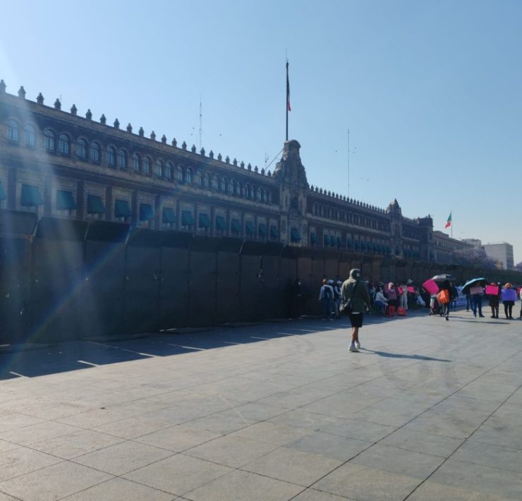 Sheinbaum defiende vallas en Palacio Nacional: Son para proteger a manifestantes y policías