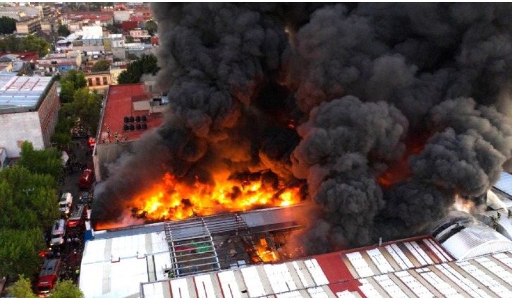 Incendio en Calzada Zaragoza pone en alerta a autoridades en CDMX