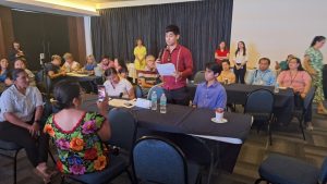 Momentos de trabajo colaborativo en las mesas de diálogo del exitoso foro sobre la discapacidad invisible, donde se discutieron propuestas clave para mejorar la atención y la inclusión de personas con discapacidad auditiva.
