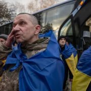 Rusia y Ucrania intercambian 175 prisioneros. Un paso a la paz