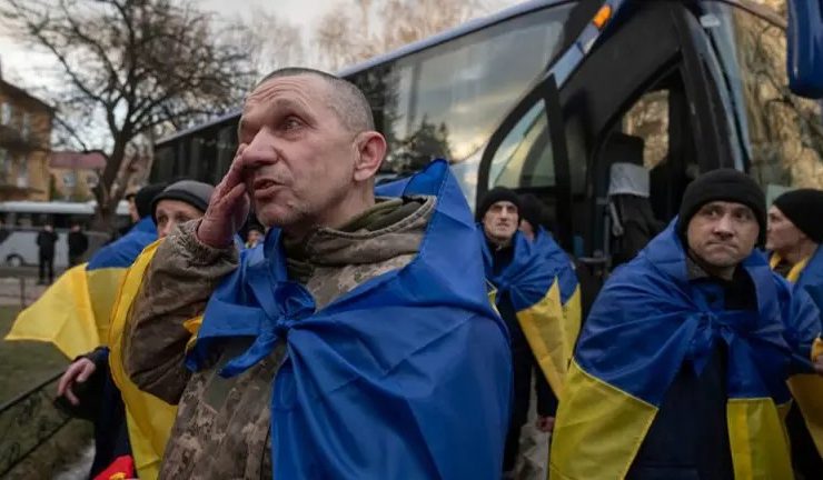 Rusia y Ucrania intercambian 175 prisioneros. Un paso a la paz