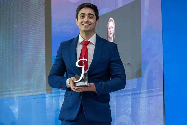 ¡Estudiante Mexicano Revoluciona la Construcción de Prótesis!