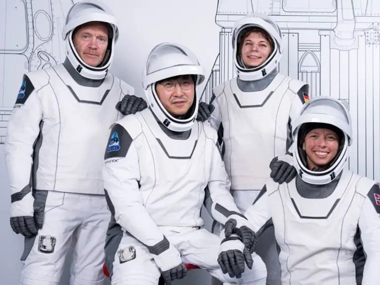 SpaceX llevará civiles al espacio: La tripulación